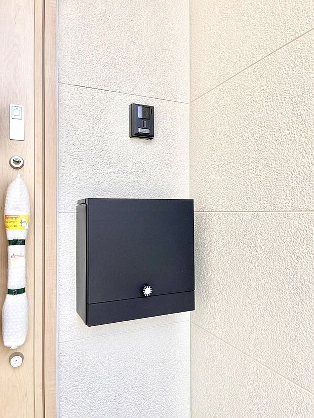 【その他現地】シンプルデザインのポスト。