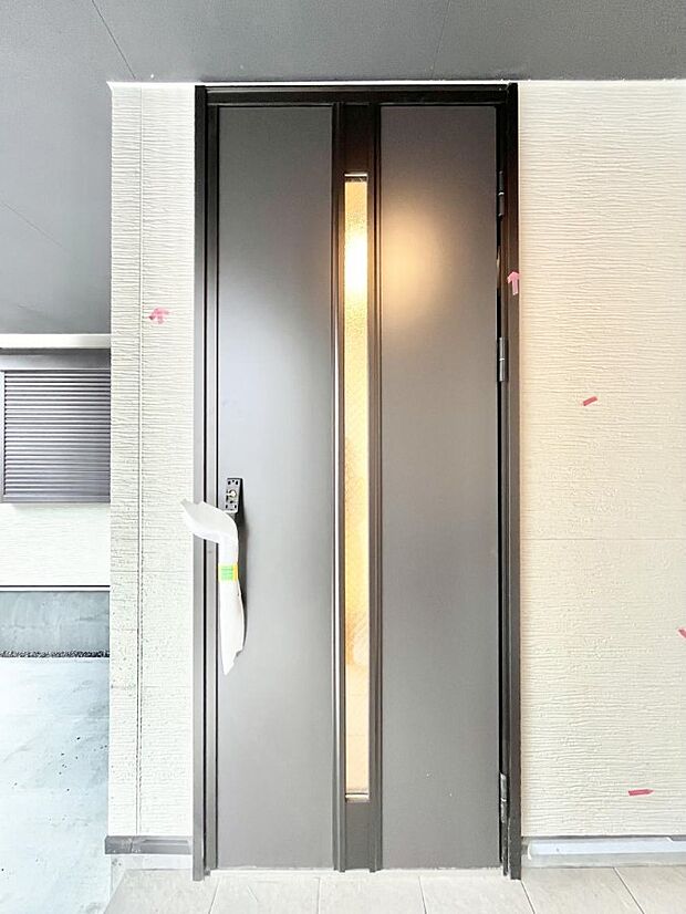 【玄関】住まいの顔を演出する、玄関ドア。