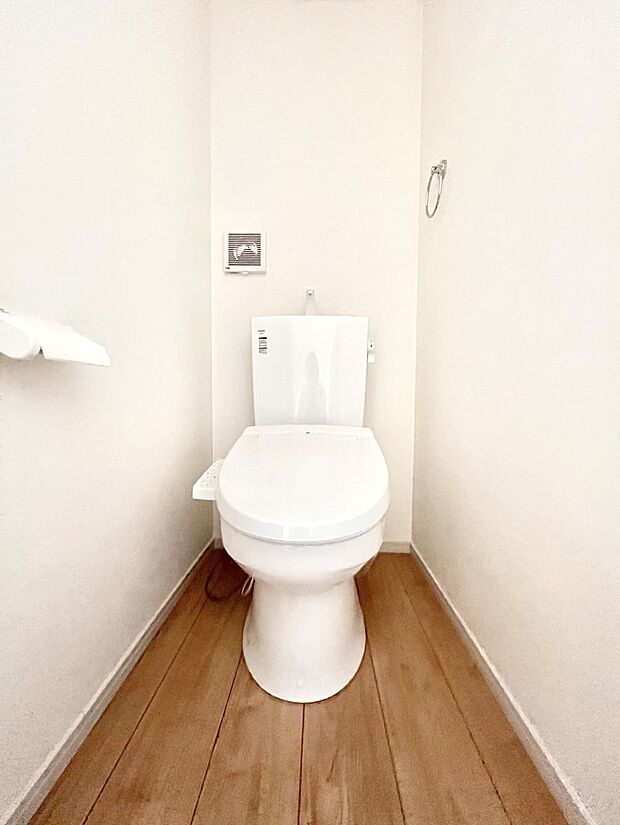 【トイレ】トイレは1階と2階それぞれに配置されていてとても便利です。 