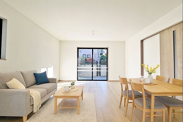 明るいリビングには家族が自然と集まる暖かい空間が作り出されますね。
※本画像はCGで作成しており、実際に現地に家具はおかれておりません。また価格に家具は含まれておりません。