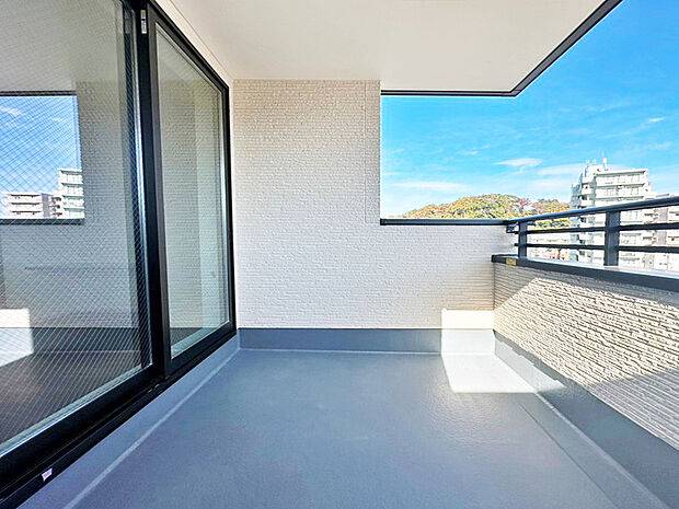 【3号棟バルコニー】多少の雨なら防げちゃう広々としたバルコニーとなります！
景色を見渡せるため、解放感があります！