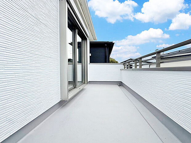 【3号棟バルコニー】奥行きのある広々としたバルコニーとなります♪