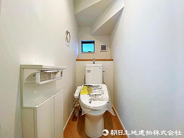 【トイレ】トイレはシンプルで清潔感があり、快適な使用を約束します。