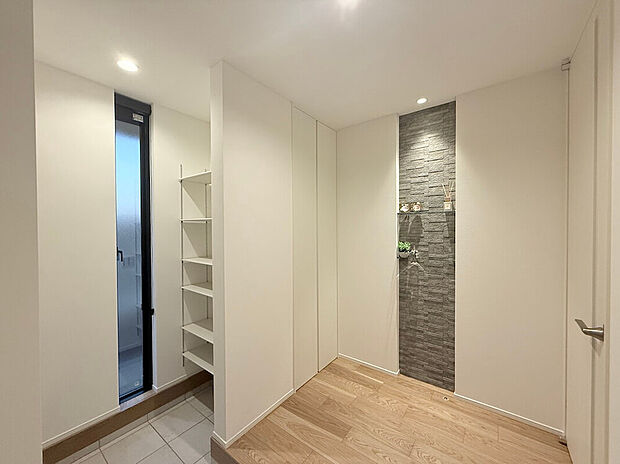 【玄関】玄関ニッチにエコカラットを採用し、質感あるデザインに。棚付きなので、小物を飾って自由にアレンジできます。