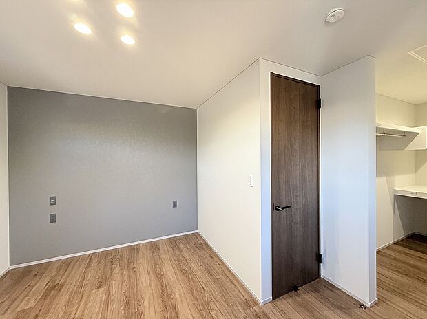 【寝室】アクセントクロスがモダンな雰囲気の主寝室。奥にはオープンタイプのウォークインクローゼットを備えています。