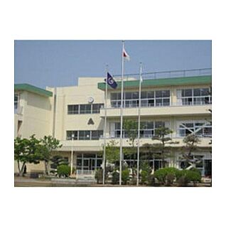 牛久市立牛久小学校 約550m(徒歩約7分)