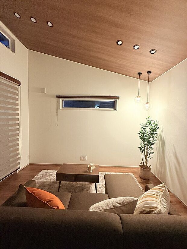 【リビング】高い位置に窓を設けることで、外からの視線を気にせず自然光を取り込める設計。