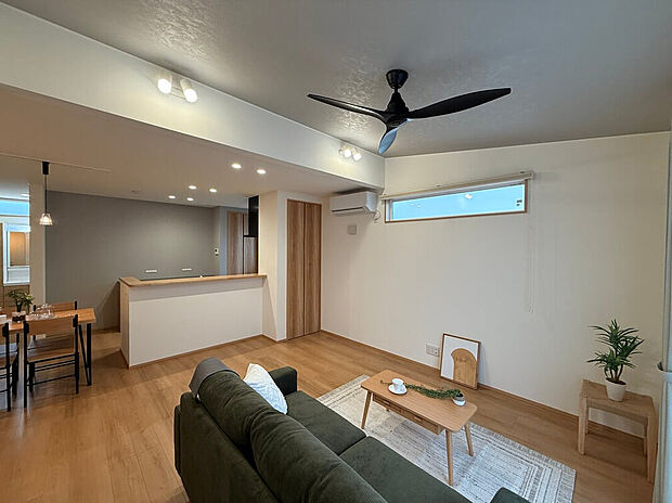 【リビング】南東に高窓(ハイサイドライト)、勾配天井と組み合わせることで開放感ある空間に