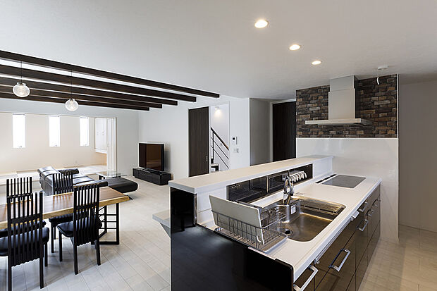 【当社施工例【梁】】全体的に色身を落ち着きあるトーンに揃え、梁をアクセントにした大人なLDK空間♪ダウンライトとペンダントライトを組み合わせることで更にムードある空間に♪