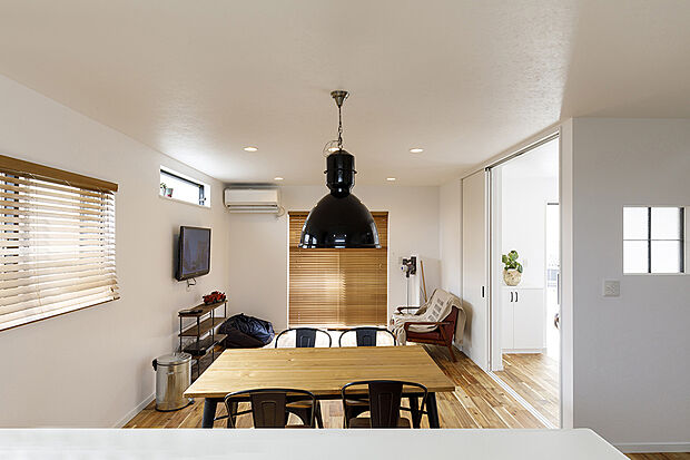 【当社施工例【LD】】全体的にニュートラルカラーでまとめ、飾り窓とライトでアクセントを加えました!リビングはダウンライトにしてモダンにすることでバランス◎