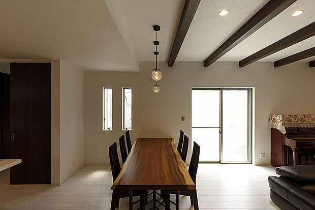 【当社施工例【ダイニング】】ダークブラウンが締め色の大人なダイニング♪当社は自由設計なのでお客様の好きを形にできます♪