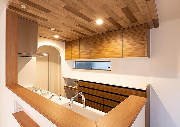 【当社施工例【キッチン】】木目を生かしたナチュラルなキッチン♪くり抜き壁がキュートさUPの鍵!集能力もばっちりで、デザインだけでなく実用性も◎なのが嬉しいポイント!