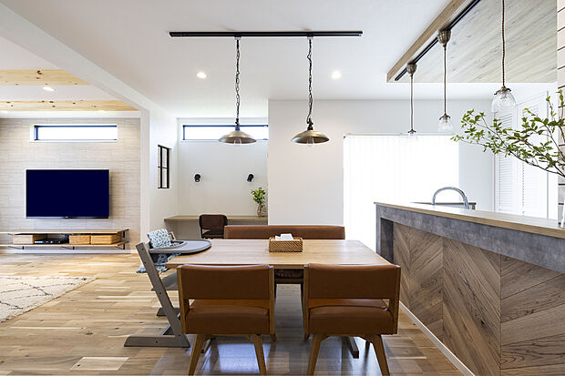 【当社施工例【ダイニングキッチン】】ナチュラルモダンで一際おしゃれ♪施主様のこだわりが沢山詰まっています！自由設計で憧れを形にできるお家造り！是非当社にお任せください！