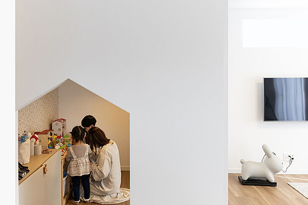 【当社施工例【スキップフロア下スペース】】スキップフロアがあるお家♪フロア下を子供の遊びスペースにして、秘密基地のような特別空間に♪お子様が成長しても収納スペースとしてなど、、活用方法は無限大♪