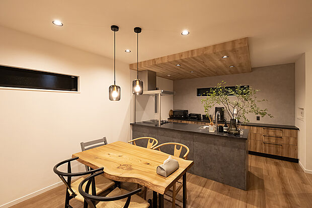 【当社施工例【ダイニングキッチン】】ナチュラルモダンで毎日の食卓がちょっとリッチな気分になりそうなダイニングキッチン。ダウンライトとペンダントライトを組み合わせることで一気に大人な空間に仕上がります。