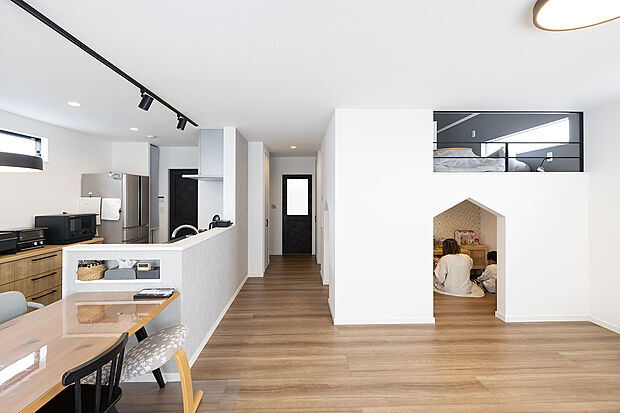 【当社施工例【スキップフロア】】スキップフロア部分を家族の憩い場、下部分をお子様の遊び場に♪秘密基地のような空間で非日常感のあるお家に仕上がりました♪お子様が成長したら収納スペースにしたり、スキップフロアの活用法は無限大！