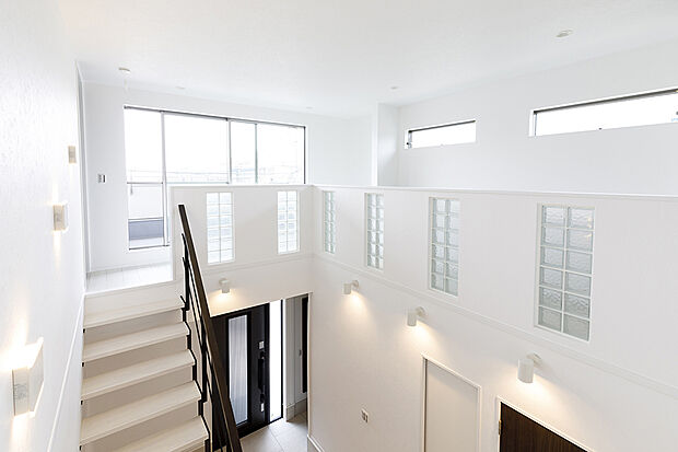 【当社施工例【吹抜け階段】】吹抜け×ガラスブロック。少しオフィスライクな洗練された空間。玄関スペースを明るく照らします。