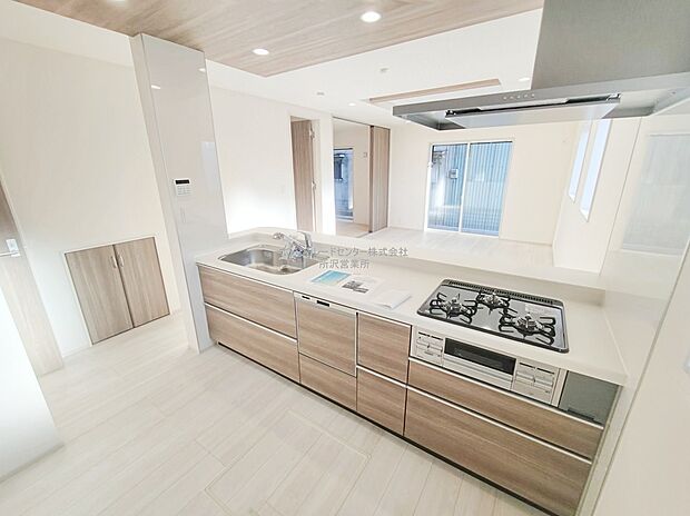 収納力豊富、爽やかなシステムキッチンを用意しております。さっと拭き取るだけで汚れが簡単にとれますので、キッチンスペースをいつでもすっきりとお使い頂けます。
