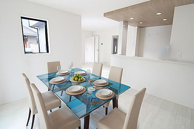 広々としたLDKに、自分好みのインテリアでレイアウト。季節ごとに模様替えなども、楽しみの一つとなりそうです。※家具をCGで加工しています。家具付き販売ではございません。