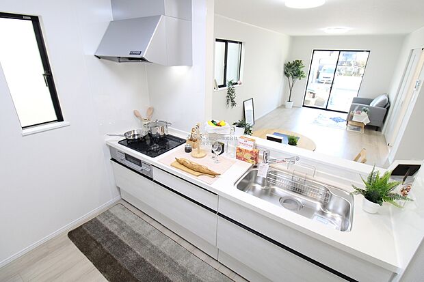 収納力豊富、爽やかなシステムキッチンを用意しております。さっと拭き取るだけで汚れが簡単にとれますので、キッチンスペースをいつでもすっきりとお使い頂けます。