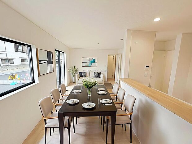 明るく開放感のあるリビング。対面式キッチンは、いつでもご家族を感じられる空間作りの重要ポイントになりそうです。※家具をCGで加工しています。家具付き販売ではございません。