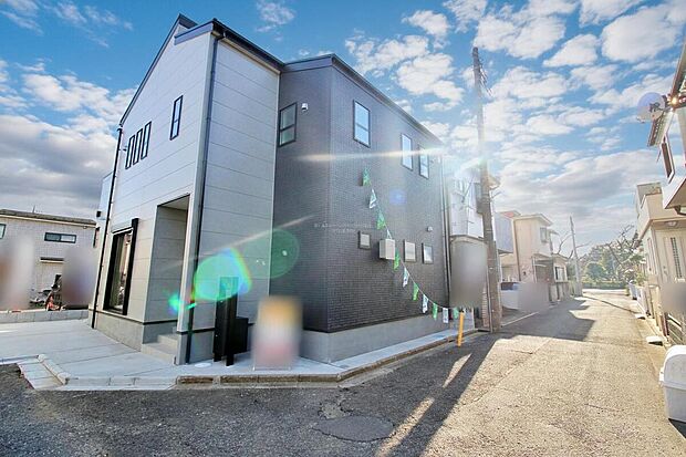 『１号棟』
ひとたび扉を開けばそこに待っているのは上質な空間とマイホームでの新生活をイメージさせる優雅なひととき。「この家なら…」ではなく「ここに住みたい♪」と思う感動をお届けいたします。