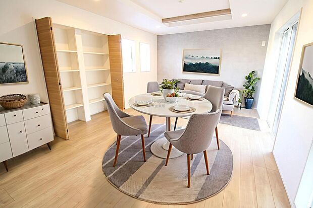 スタイリッシュな印象のリビングです。ホームパーティのお客様が増えても、これだけ広いリビングなら大丈夫♪※家具をCGで加工しています。家具付き販売ではございません。