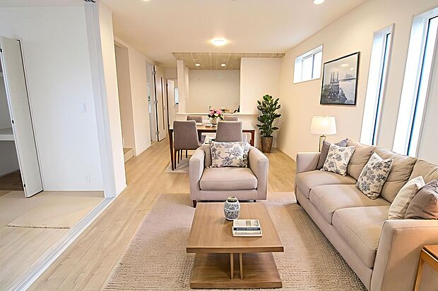 スタイリッシュな印象のリビングです。ホームパーティのお客様が増えても、これだけ広いリビングなら大丈夫♪※家具をCGで加工しています。家具付き販売ではございません。