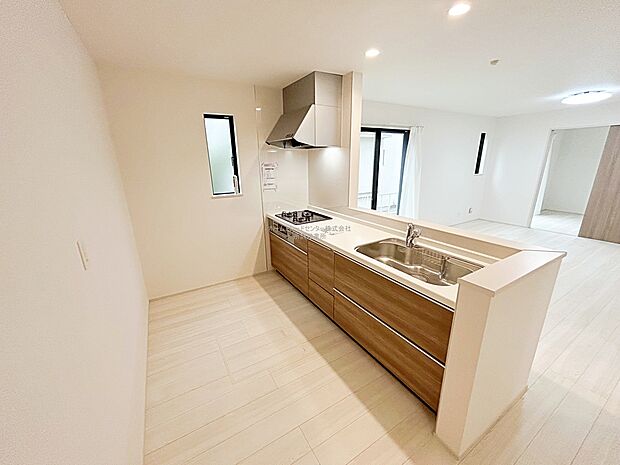 収納力豊富、爽やかなシステムキッチンを用意しております。さっと拭き取るだけで汚れが簡単にとれますので、キッチンスペースをいつでもすっきりとお使い頂けます。