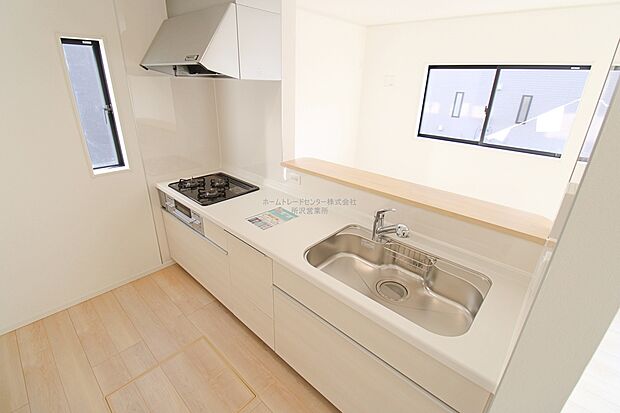 収納力豊富、爽やかなシステムキッチンを用意しております。さっと拭き取るだけで汚れが簡単にとれますので、キッチンスペースをいつでもすっきりとお使い頂けます。