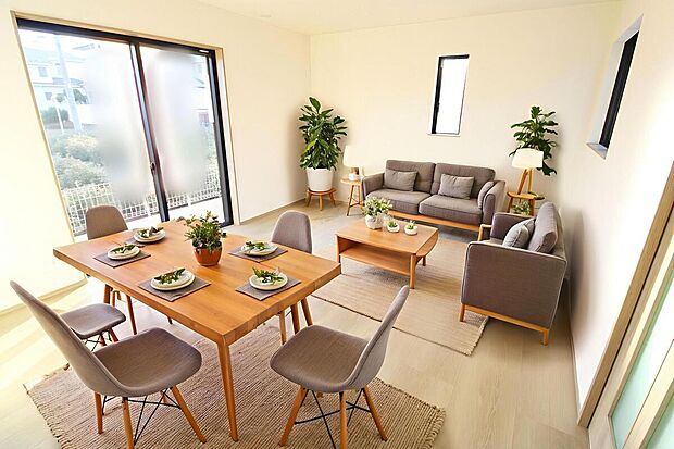 明るく開放感のあるリビング。対面式キッチンは、いつでもご家族を感じられる空間作りの重要ポイントになりそうです。※家具をCGで加工しています。家具付き販売ではございません。