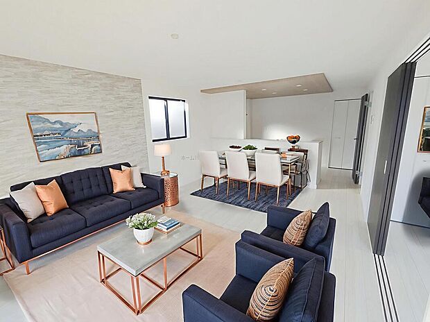 広々としたLDKに、自分好みのインテリアでレイアウト。季節ごとに模様替えなども、楽しみの一つとなりそうです。※家具をCGで加工しています。家具付き販売ではございません。