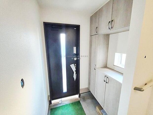 お家に出会う人々を迎える玄関だからこそ、広々清潔感あふれる空間にしたいものです。採光・通風にも配慮された設計で毎日明るい空間をキープします♪