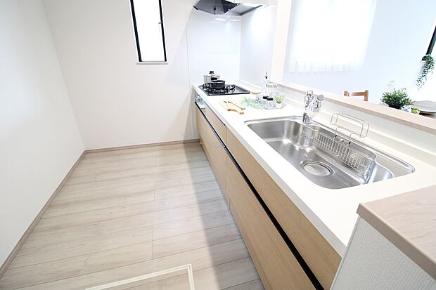 収納力豊富、爽やかなシステムキッチンを用意しております。さっと拭き取るだけで汚れが簡単にとれますので、キッチンスペースをいつでもすっきりとお使い頂けます。