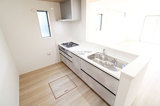 大容量の収納スペースは取り出しやすく、しまいやすいスライドタイプ、大きな鍋などの調理器具や、調味料も出し入れしやすいですね。