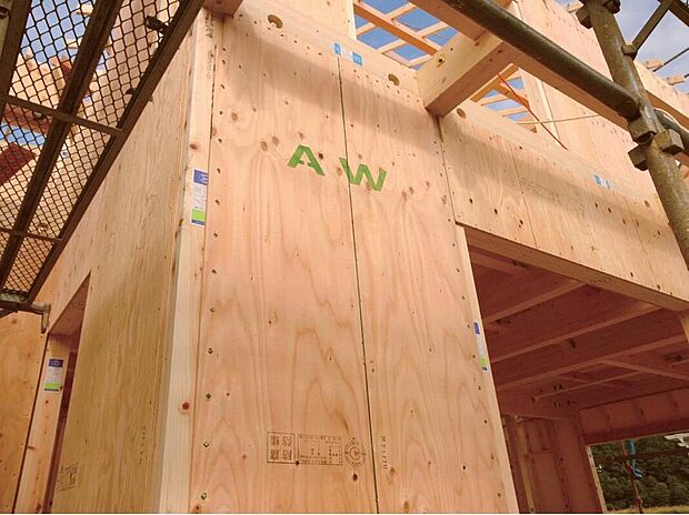 壁倍率5.0倍は国土交通省が定める数値内の最高値で、通常の合板による壁倍率2.5倍の2倍の強度となっています。