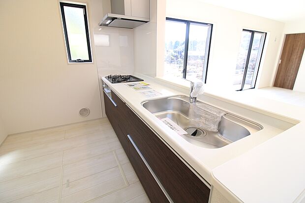 大容量の収納スペースは取り出しやすく、しまいやすいスライドタイプ、大きな鍋などの調理器具や、調味料も出し入れしやすいですね。