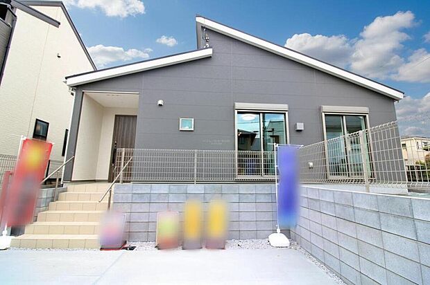 明るく開放感のあるリビング。対面式キッチンは、いつでもご家族を感じられる空間作りの重要ポイントになりそうです。