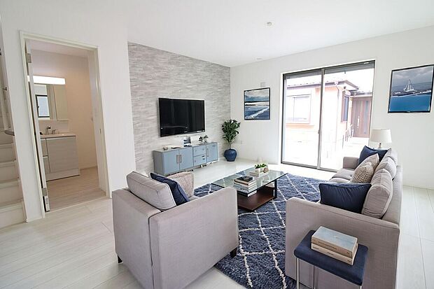 広々としたLDKに、自分好みのインテリアでレイアウト。季節ごとに模様替えなども、楽しみの一つとなりそうです。※家具をCGで加工しています。家具付き販売ではございません。