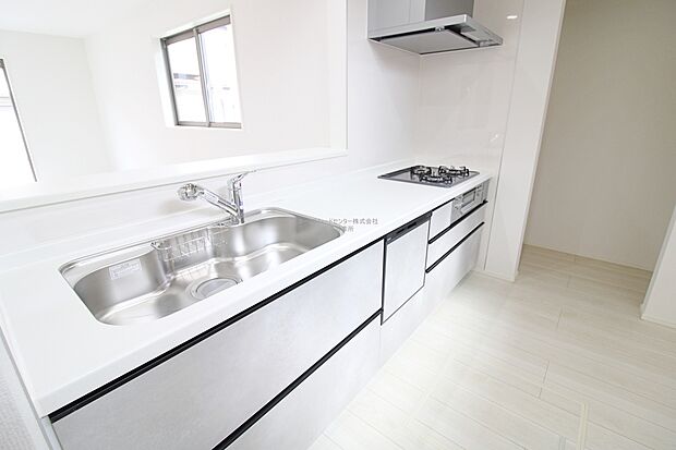 ビルトイン式の食器洗い乾燥機を標準設置しています。家事の手間を大幅に削減してくれるお役立ちアイテムは、洗浄力が高いうえ、除菌効果にも優れております。