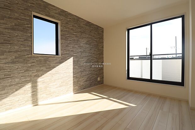 【洋室】アクセントクロスを採用したスタイリッシュな印象の居室。大きな窓から光をたっぷりと取り込んで明るい雰囲気です。インテリアを考えるのが楽しみになりますね。