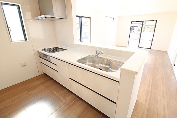 【キッチン】収納力豊富、窓のある、爽やかなシステムキッチンを用意しております。床下収納もございますので、キッチンスペースをいつでもすっきりとお使い頂けます。
