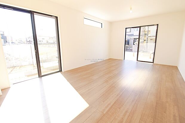 【リビング】大きな窓で明るいリビングスペースです☆家族の食事や団らんのほか、子供を遊ばせたり、友人を招いたりするLDKは住まいの中心。長時間過ごす場所だから、その空間は住まい全体の居心地を左右します。