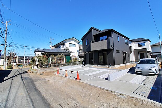【前面道路含む現地写真】住環境良好な人気の低層住居専用地域に立地しております。守られた環境は、お子様との暮らしにもおすすめです。空が広く大きく感じる安らぎ溢れる住環境です。