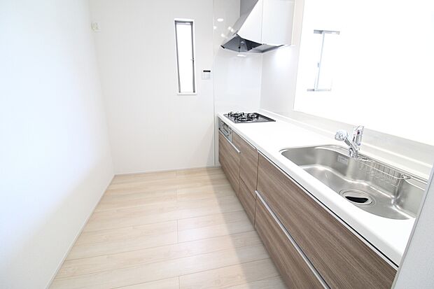 【キッチン】キッチンには大容量のオールスライド式の収納を採用しております。奥までしっかりと収納として活用でき、取り出す時も手前の物をどかしたりする手間など掛かりません。キッチン周りがいつもスッキリ。