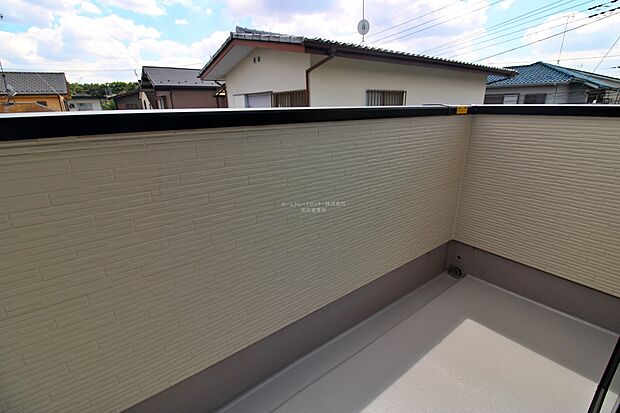 【バルコニー】バルコニーは、洗濯物や布団を干すだけでなく、暖かな陽射しや爽やかな風を存分に取り込み、お部屋に解放感をもたらします☆