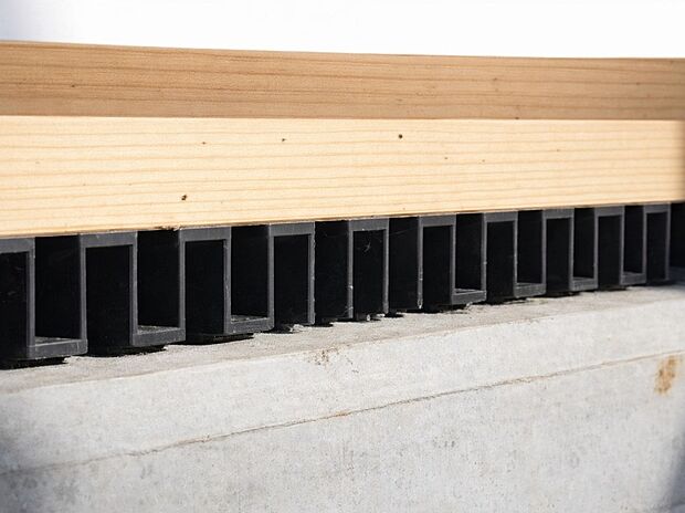 【【ロング基礎パッキン】】基礎パッキンを使用することで基礎の全周が換気口に早変わり。　コーナー部分もしっかり換気ができ床下をカラリと保つことがきます。　基礎と土台間に敷きこむことで、土台と基礎が直接触れるのを防ぎ、コンクリートから木部への水分移動もシャットアウトする効果があります。
