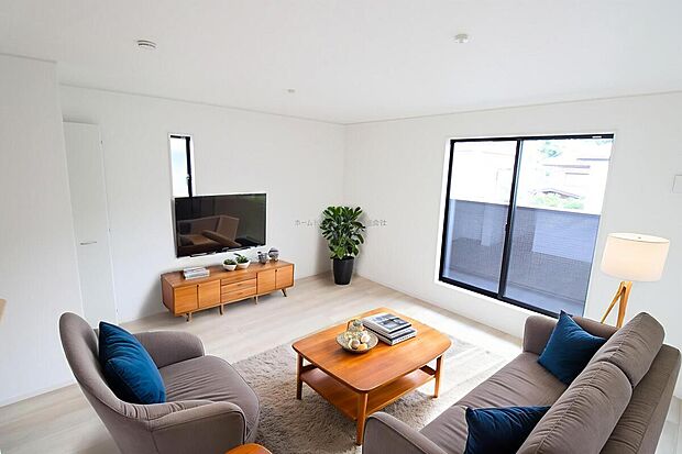 【リビング】明るく開放感のあるリビング。対面式キッチンは、いつでもご家族を感じられる空間作りの重要ポイントになりそうです。※家具をCGで加工しています。家具付き販売ではございません。