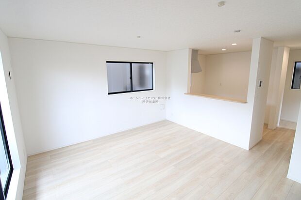 【リビング】『LDKは家族だんらんをデザイン』家族が集まり一緒の時間がすごせる工夫がされております。何気ない一日のひとコマが何者にも代えがたい宝物になることでしょう♪