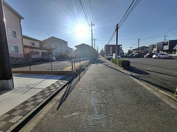 【前面道路含む現地写真】ひとたび扉を開けばそこに待っているのは上質な空間とマイホームでの新生活をイメージさせる優雅なひととき。「この家なら…」ではなく「ここに住みたい♪」と思う感動をお届けいたします。